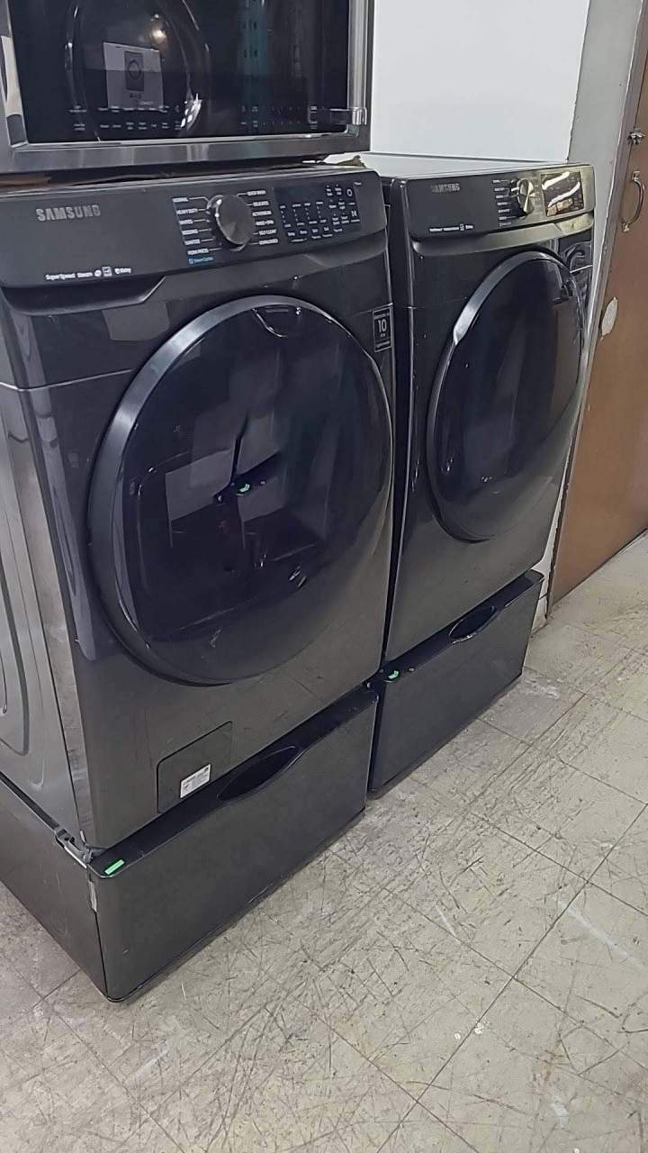Appareils de lavage et de séchage avec socles de rangement Montréal