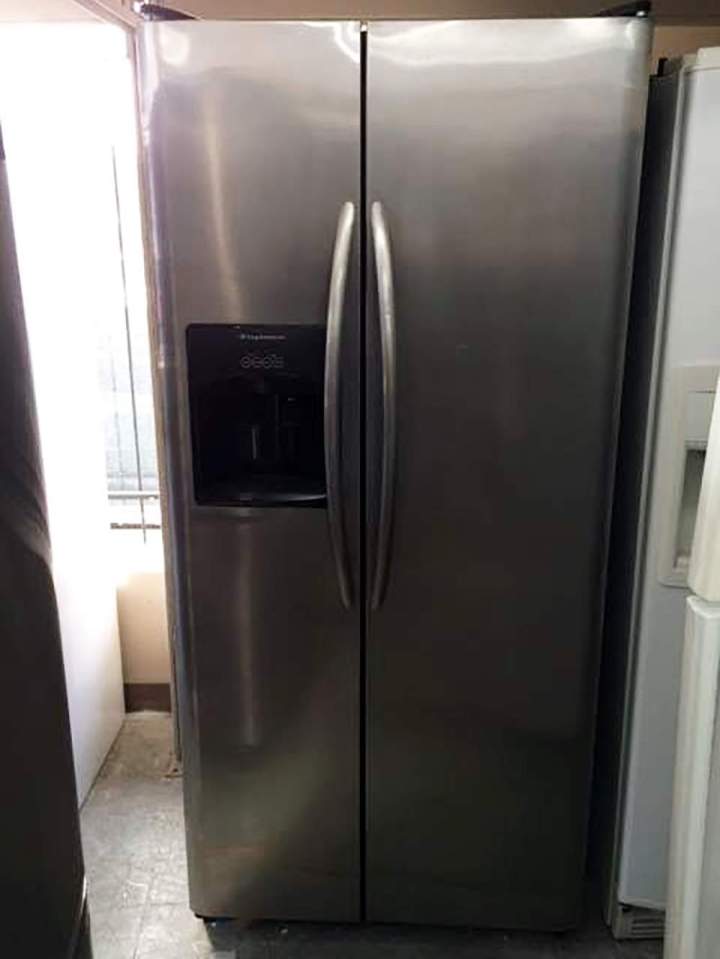 Refrigerator with Front-mounted Water and Ice Dispenser Montreal